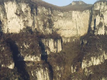 2025年10月7日晚,商丘30岁男子某光辉,在太行山紫霞关-上午峪-顿首寺附近失联,以下是时间点及他的移动轨迹。其身体特征:身高1.7米左右,短发,上身肌肉较发达。穿枣红色长袖衬衫,黑西服,黑鞋子,手持苹果手机。其他所有信息皆不准确!
9:21 在紫霞关隧道口导航去上午峪,废时约30分钟。
10:50 上午峪老农家说他离开上午峪,开始独自登山(也有说是10:20离开)
11:00左右在水龙洞
11:26左右在黄龙洞
11:40左右在蝎子棱
12:47 借助他人热点发布成功最后一个微信朋友圈
16:55、16:56、17:02 在子房胡同与万丈沟上方的崖壁边缘
18:22、18:24 在死羊(柿园)上方的崖壁边缘
19:49 接通上午峪老农家电话,说自己迷路了,看到了灯光,想寻着灯光方向,去找下去的路。(网上流传光辉说自己站在一条路边,还看到了太阳能板,均是谣言!)
最后一个电话的坐标是:北纬35°32′30″,东经113°32′25″,海拔高度1320.6米。
20:00后失联……
10月8日,上午峪老农家报警。
随后大规模搜救活动展开,以卫辉斑马救援队为主体,各个兄弟市、县救援队为辅,以及附近县、市、区的户外爱好者们为补充,连续数日搜寻,直至今日仍没有任何发现。
@莫奈花园@秘密森林 ……@川大叔 、 @笑笑7乖乖 @野马 @王一! @Jack Liu @你若安好便是晴天✊🏻对头寺老郭农家🤝 @对首寺山之恩农家 @小毛驴自驾游 @东山月 @山南花开 @BSR卫辉蓝天救援队揽月 @焦作斑马救援队老陈 @获嘉斑马救援01 @燊琦服饰 @醉太行 @新乡鼎励救援王新全 @太行山水 @悦山海 @葡萄园小波地锅鸡 @商丘猴子户外俱乐部(蓝天) @斑马应急救援中心 @哈博森工厂店寻夏