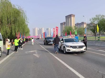 邢台经济开发区首届半程马拉松大赛将于4月9日上午在七里河东段周边道路举行。#现场实拍 #人山人海太热闹了