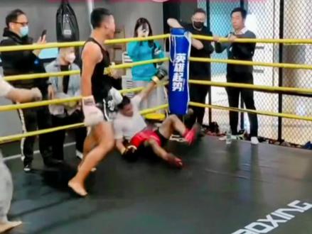 嘴炮“假播求”两次被赵子龙打倒在地,赛后发视频称眼镜是自己打的!#假播求VS赵子龙#刷到就是缘