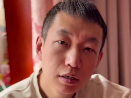 其实正经是那种没怎么谈过恋爱的女生啊,后面找的男朋友都特别优秀,一嫁就嫁了一个特别优秀的好男人,正是因为这种没怎么谈过恋爱的女孩子呀,或者是母胎单身,要么呢就是谈过一个男朋友之后就好多年都单身了,是因为她们对于感情的标准特别的高,她们其实是很清醒的,普通人根本就入不了她们的眼。
这种女孩子呀在听到一些男生追求他们的时候说的一些情话,甚至心里面会暗暗的觉得很好笑,因为她们的心里早就已经很清醒了,别人是不是真心爱她,她一眼就看出来了。
而且随着她们阅历的增加,这种女孩子也把所有精力放在提升自己身上。把自己生活经营的越好,也逐渐对于感情有了更高的要求。所以她们如果有一天结婚一定是和一个真正情投意合并且非常优秀的男人结婚。所以这样的女孩子呀结了婚一定会幸福的。#突然懂了成年人的恋爱观 #母胎单身 #相亲 #大龄剩女 #女性智慧