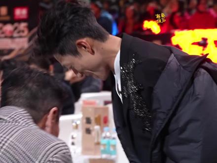 京圈少爷精致小生#张一山 台下跟#刘威 聊的好开心#2025国剧盛典 #国剧盛典