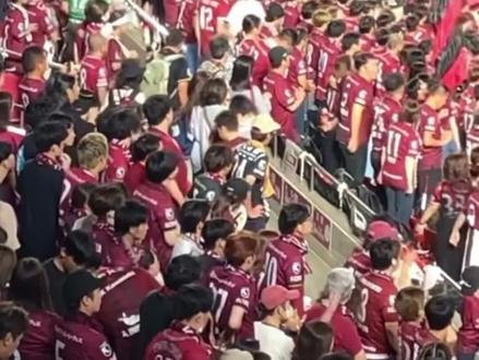 神户胜利船的御崎公园球技场是2002年世界杯的其中一个比赛场地,当时球场的容量是42,000人!世界杯结束后拆除北看台临时座位,容量降为34000人!官方显示为30132人,但是现场只开放28425人的坐席售票!御崎公园球技场是一座屋顶可闭合式体育场,看台具有从座位下部送入暖风或冷风的空调系统。另外,南侧看台的一部分安装了“地板发电系统”。通过支持者的跳跃使设置在地板上的发电装置运转,此时产生的电力在比赛结束后用于引导观众的照明。因体育场的设置原因神户助威看台为南看台,而且联赛后半段助威南看台由自由席更改为指定席,在日职联也是不多见的情况!(曲:ole ole ole)#日职联#神户胜利船#看台文化 #比赛现场 #球迷助威歌曲