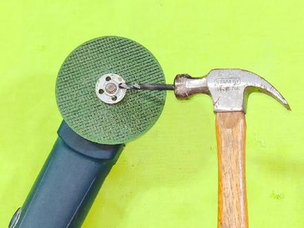 切割片卡死了千万别硬敲,不管卡多紧,只用3颗螺丝,就能拆下来