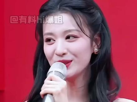 王楚然穿红色完全没有不漂亮的义务!#王楚然春晚造型一眼千年#央视马年春晚