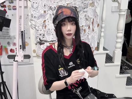 💥为什么全网对比后,SASI铁粉还是选了我? 谁懂硬核说唱死忠粉的执念😭
客人本身还是专业艺术生,审美比一般人要谨慎😏
为了复刻本命SASI同款手臂
全网翻遍、层层对比了无数手绘师
兜兜转转做了大量功课,最后还是专程找到我
😌答案从来不是偶然
我从5岁起系统深耕素描,手握30年绘画功底沉淀
深耕纹身行业整整9年
🥰常年专注各种风格创作
对线条张力、肌肉结构、光影层次、氛围感的把控
是普通只做临摹的手绘师很难吃透的内核
😛市面上大多只是照搬表面图案
而我能精准还原这条纹身自带的野性、狠戾与灵魂质感
也是无数铁粉对比后,最终认准我的原因
😘也真心感谢所有一直信任我、支持我的宝子
帮你们完成一个又一个心愿
也是我做这份工作最大的成就感
这份独有的热爱与认可,并不比做纹身逊色✨
#sasioverlxrd #海娜手绘 #上海海娜手绘 #美术生 #画画