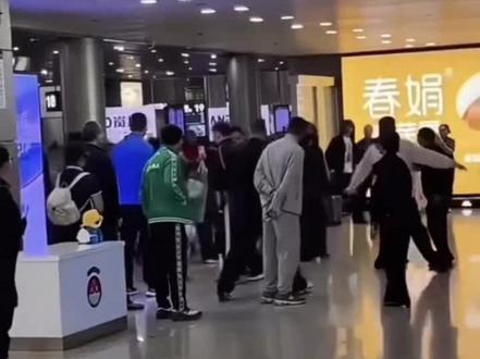 莎宝大头凯旋归来 抵达北京@孙颖莎🇨🇳 @王楚钦