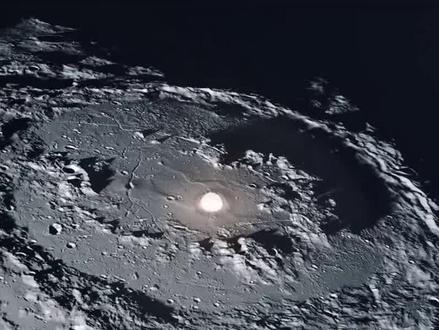 户被世界公认为“真正的航天始祖”。
在月球背面,有以我国古代著名科学家的名字命名的环形山,万户环形山就是其中之一,它是以我国明朝时期向太空挑战的英雄——万户的名字命名的。#探索宇宙 #太空 #航天 #火箭