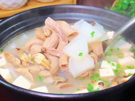 莆仙特色美食“小肠萝卜汤”清爽不油腻,清热去火非常好喝#莆田美食 #小肠萝卜汤 #猪小肠 #煲汤 #萝卜汤