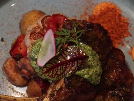 青羊区10年法餐,小羊排配红酒太美妙!山姆百元葡萄酒分享🍷 临近春节,给大家分享几款山姆百元葡萄酒,各有特色且很适合春节小聚!
和悦广场的“举杯 LFE,马上迎福气”活动还有葡萄酒免费试饮哟~视频最后还为大家挑选了一家很不错的法餐,做了川式改良的法餐更好吃啦~红酒配小羊排,冬天的幸福感扑面而来~
让我们一起举起幸福的酒杯,用福气干杯!
#山姆百元酒单 #智利埃德华兹 #举杯LFE马上迎福气 #青年创作者成长计划 #吃喝玩乐分享计划