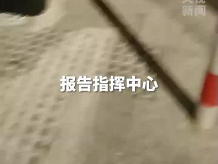 男子模仿“盘腿抱柱”被卡 消防员现场“解锁”