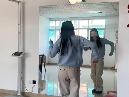 快跟我们李秋萍镇长舞起来!背面+8个8拍慢动作跟练。#跟跳小城大事金梭银梭16步 #小城大事 #李秋萍赵丽颖 #全网都在跳这个舞 #跟练