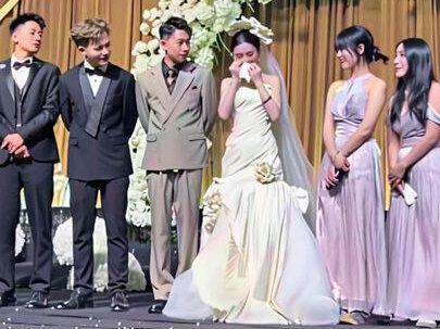 英俊暴和狗宁婚礼现场伴郎伴娘送祝福感动到哭 英俊暴和狗宁婚礼现场伴郎伴娘送祝福感动到哭#英俊暴和狗宁婚礼现场 #长治主持人陈胜 #长治婚礼主持人陈胜 #主持人陈胜 #屯留最好的婚礼主持人陈胜 @英俊暴.👏 @狗宁 @狗宁婚礼现场小助理 @阳阳阳•团队招人 @农村江艳【小幺儿团队】 @主持人陈胜🎤的婚礼日常