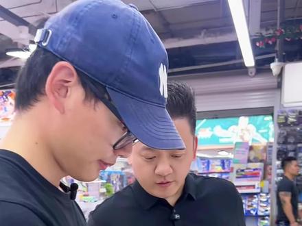 帅哥来买MINIGT小车,竟还有新收获 #汽车模型 #minigt #风火轮 #小比例车模 #济南德鑫玩具