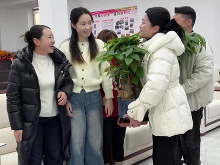 姐姐辛苦创业,很不容易,希望姐姐的公司生意兴隆,希望大家越来越好!