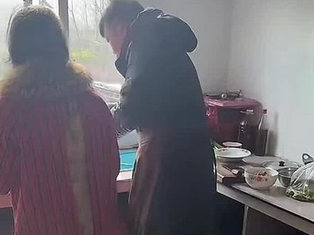 木工李哥带着米米回家安徽老家,又是幸福开心的一天,米米已经融入家庭,今天还一起亲自下厨,其乐融融#家的味道 #记录和亲人团聚的时光