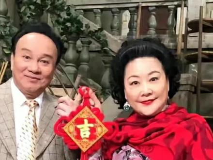 彭炽权#七十二家房客#炳叔 太子炳作为这部剧中最重要的角色之一,他算是剧中的一个反派角色,是一个有两副面孔的人,不管是面对八姑还是房客。当他没钱时十分害怕包租婆刘丽琼收拾他,但逐渐有钱时翅膀硬了便肆意妄为。对房客极尽苛刻剥削之事,偏偏表面上又喜欢装公道。
在剧中太子炳的形象是一个油头粉面,唯利是图、见钱眼开、家道中落的败家少爷,他为人奸诈狡猾、欺软怕硬、好吃懒做整天都是游手好闲。
不是一家人不进一家门,太子炳与包租婆八姑两人臭味相投,简直就是天生一对,在租客眼里他们就是掉进钱眼的一对守财奴。
彭炽权在粤剧界享负盛名,徒弟众多,现在的他是中国戏剧家协会会员,广东戏剧家协会理事,现任广东省佛山青年粤剧团团长。
彭炽权现实中的老婆名叫林佩珍,也是一个著名的粤剧花旦。林佩珍与彭炽权年龄相仿,上世纪60年末毕业于广东粤剧学校,曾经是高鹤粤剧团、佛山粤剧团的正印花旦,她也是丈夫彭炽权在舞台上的最佳拍档。林佩珍为人低调,现在已经退休多年,也很少露面,不过有时候也会陪同丈夫出席一些重要的活动。
彭炽权的女儿名叫彭琳,是一个非常有名的新加坡女歌手。