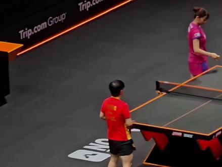 莎莎挑战了一下!
恭喜莎莎获得胜利!今天辛苦了!
251212女单四分之一决寨。孙颖莎对阵日本选手长崎美柚。
科技裁决: 即时回放系统 (TTR, 俗称"鹰眼") 显示, 长崎美柚的拋球角度达到41.48度,明显超过了规则允许的垂直偏差不大于30度的上限,挑战成功得分。