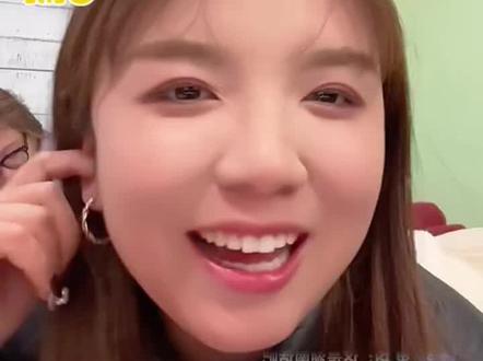 现场打电话 韦山喝奶茶 直播效果一下拉满@元子(荒野求生新人主播) @荒野韦山 #荒野求生 #心动部落 #荒野韦山 #张家界七星山 #荒野美食