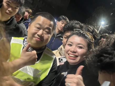 一直觉得,能走遍世界的人都有种特别的能量。今天在连州等到蓝战非,短短几分钟的接触,能感受到他身上的那种真实和自由。谢谢非哥带给我们的远方故事,继续替你自由! #旅行博主 #蓝战非连州#蓝战非 #老板娘日常 @DOU+小助手