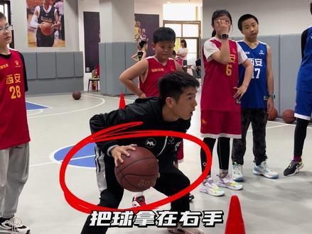 篮球基础教学【确定中枢脚上篮】#日常训练 #篮球🏀小子 #幼儿篮球训练教学 #少儿篮球 #西安同城 @抖音小助手