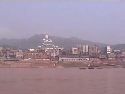 乘船穿越回消失的丰都老县城!鬼城秘境与烟火人间绝唱
“呜——”一声汽笛撕破江面的雾霭,镜头随老式轮船缓缓靠岸,带我们穿越回三峡蓄水前的丰都老县城!这座藏着千年神秘与市井烟火的“东方鬼城”,如今只能在影像里重逢,每一帧画面都让人心头震颤!
雾气缭绕的码头尽头,玉皇大帝像如一座永恒的丰碑,威严地俯瞰着脚下的长江与丰都鬼城。鎏金法相穿透层层云雾,它不仅是丰都的精神图腾,更是无数人对“鬼城”最深刻的印象——曾几何时,每一艘途经丰都的船只上,旅人都要抬头凝望这座神像,它见证过商贾往来的繁华,也目送过游子远行的背影,是当之无愧的丰都地标。沿台阶级而上,巍峨的鬼城牌坊赫然耸立,斑驳的“阴曹地府”匾额透着神秘威严,云雾间阎王殿飞檐翘角若隐若现,奈何桥在迷雾中时明时暗。导游绘声绘色讲述“鬼国幽都”的传说,吓得孩童缩进大人怀里,却又偷偷探出脑袋张望——这神秘诡谲的氛围,早已成为绝响!转过街角,热腾腾的人情味扑面而来!家家户户敞开门扉,阿姨们边择菜边唠家常,瞥见生人路过,便笑着招呼“进来坐”;鬼城的架架车也是独特的历史记忆,随处可见的架架车那是岁月的痕迹,大爷摇着蒲扇守在门槛边,热心地为游客指点去鬼城的近路;巷子里,孩童追逐打闹的欢笑声此起彼伏,空气中飘来麻辣鸡的辛香,混合着邻里间的热络谈笑声,将“鬼城”的神秘与人间烟火,酿成了独属于丰都的记忆。
谁能想到,随着三峡工程蓄水,这座鲜活的老城永远沉入江底!如今,唯有透过这段珍贵影像,才能触摸那段滚烫的历史。点开视频,一同见证鬼城最后的模样!若你也曾踏上过这片土地,快在评论区聊聊你的故事!泪目转发,别让这份传奇被时光淹没!
#丰都#丰都县#丰都鬼城#酆都鬼城#现场实拍