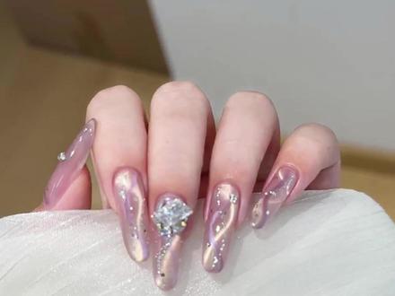 氛围感美甲|流光飘带💅 #裸色长甲 #冰透纯欲美甲 #美甲锉条 #猫眼美甲长款带钻 #淡粉色美甲