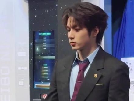 我们耀文就这样边忙边被夸 #刘耀文 #微博之夜 #电影