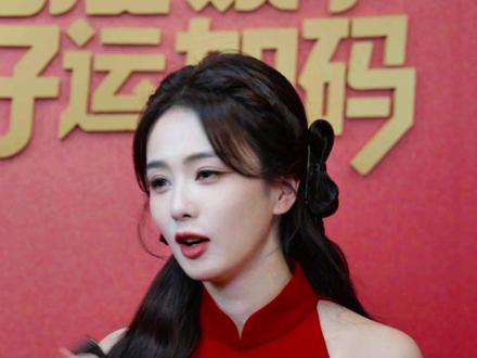 来喽来喽~#白鹿 的春晚专访来喽!节目私下小群对话大公开~红包既“收”又“发”年味满满!谈到美食鹿鹿表示:“饺子脑袋”春节狂喜~#春晚 #白鹿365天都爱吃饺子