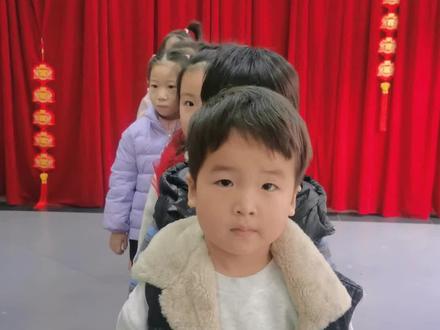 #家庭称呼歌#幼儿园儿歌
家庭称呼歌,家长朋友们快收藏,别再担心孩子不会叫亲戚啦!春节走亲访友不尴尬~