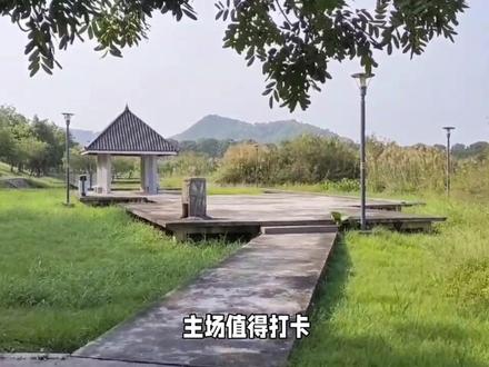 风云岭森林公园攻略:这是一个位于广州市中心60-80分钟出行时间左右,坐地铁也能够够得着的超优质氧吧。空气质量和生态环境一点都不输温泉镇或者是良口上面的公园,而且人和车也不多。
推荐理由:人少车少空气好且又免费
无论是情侣夫妻,同学同事朋友,还是一家老小,来到这里都有适合的玩法。
特色体验:多重玩法一次过满足所有人愿望,动静皆宜
玩法1:黎塘海亲水区露营+艾米小镇拍照打卡
玩法2:亲水区散步+徒步上山
玩法3:亲水区+山路骑行
玩法4:徒步上山参观佛堂庙门
玩法5:徒步上山登顶,欣赏沿途风景+山顶休息。
玩法6:钓鱼佬限定一一对,亲水区除了观鸟,还可以抛竿钓鱼。
这个地方有山又有水。流溪河的支流黎塘海在这里形成了一个供候鸟栖息的湿地,游人可以在此路营休息。公园主体山也不是很高,上山路除了石级(不建议走)只有一条环山的水瓶公路(非准入车辆不可驶入),没有岔路非常好走,骑行者可以骑车上山(公园里有共享单车),更有甚者(至少在我看来非常牛)踩轮滑上山。沿山除了可以观赏远眺市区或者近郊风景之外,还可以去参观佛堂和何仙姑庙。面对正门左手边有个公厕,找到厕所,就看见上山的2条路了(视频最后附图,地图黄色那2条)。左边的山路全是石阶,右边的山路有一半坡路一半石阶。2条路耗时差不多,最终都能上到发射塔观景台,可以俯瞰从化。
我是从左边的路上,然后下来走了段盘山公路。再从右边的山路下的,途中会穿过【何仙姑庙】和【玉皇殿】。走走停停大概花了3小时。全程没有小卖部,一定要带足水。吃饱饭再上。在公园北边还有一个小景点(艾米稻香小镇),有时间有脚力的朋友可以去打卡拍照。
交通指南:自驾或者地铁公交都方便
地铁出行:地铁14号线从化客运站下,转市内公交从10路或者从21路到从化中学站下车。
自驾车:导航到风云岭森林公园停车场(3元/小时)#中视频伙伴计划#抖音搜索流量来了#广州#风云岭深林公园#从化