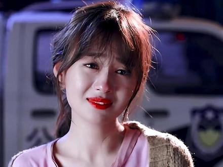 “别过去!你忘了我们的腿怎么断的?”“我看他是一个好人…”#狗狗 #它们明明已经活的很小心翼翼 #关爱流浪动物 #狗狗天生爱人类 #狗狗是人类最好的朋友