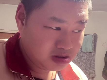 #憋住不准笑 #搞笑#直播回放@俩孩妈 这王二是真抠啊,全是心眼🤣。