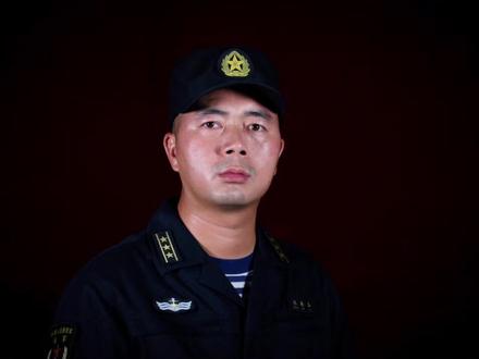 张美玉,男,苗族,贵州黔东南剑河县人,1982年8月出生,2003年8月入党,2005年9月入伍,海军上校军衔,海南舰舰长,“最美新时代革命军人”。清华大学国防生,主动奔赴南海大洋,参与亚丁湾护航等30余项重大任务,钻研新装备、创新战法,推动两栖攻击舰战斗力生成,荣立二等功、三等功各1次。#军人 #海军 #海南舰 #黔东南 #人物志