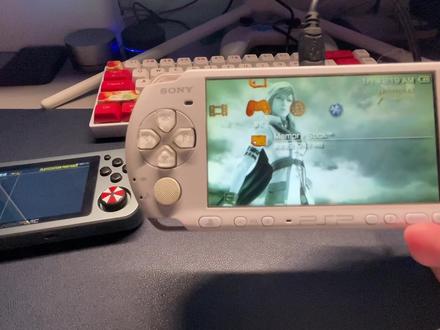 “最强”开源掌机与10几年前的PSP,实机运行【战神】的对比。 #掌机 #PSP #怀旧 #游戏机 #单机游戏