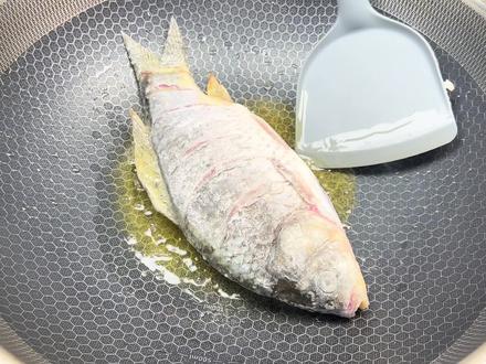 怎样煎鱼才不粘锅不破皮,大厨分享2个技巧,鲫鱼汤奶白醇厚 #煎鱼技巧 #鲫鱼汤