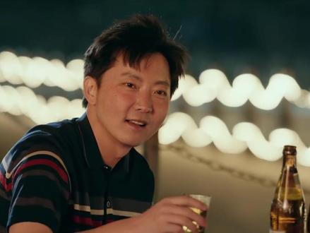 男人连续三天都来大排档偷看女孩 甚至还拿出10块钱要求方婉之给她唱一首歌 #我的山与海 #谭松韵