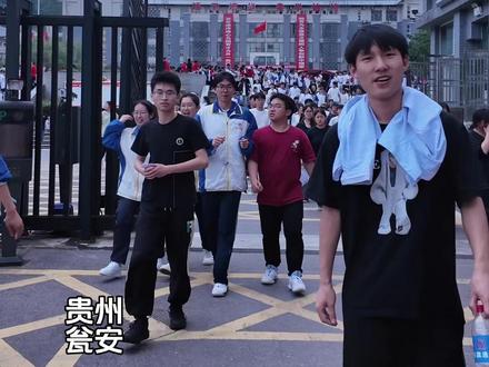 6月7日,高考第一场考试结束,考生自信奔出考场!