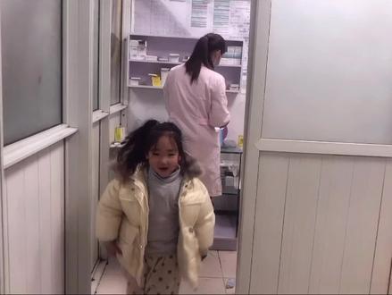 孩子被感染得手足口,口里张满疱疹,吃饭都困难,医生让灌肠治疗