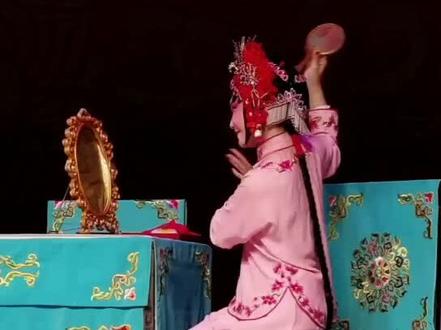 吴素真
河南豫剧院青年团 国家一级演员 梅花奖获得者 毕业于中国戏曲学院首届豫剧本科班。[中国戏曲学院艺术硕士、民革委员。
主攻青衣、花旦,陈(素真)派传人,著名豫剧表演艺术家牛淑贤弟子;
荣获第29届中国戏剧梅花奖,
全国豫剧“百团争霸赛”金奖,
第九届香玉杯艺术奖第一名,
河南省青年戏剧演员大赛一等奖,河南省戏剧大赛文华表演一等奖