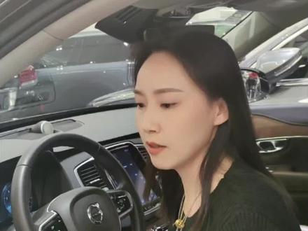 沃尔沃XC90带空气悬挂的隐藏功能,底盘升降的车有便捷上下车功能,可以设置#二手车搬运工 #沃尔沃xc90 #公路坦克 #空气悬挂底盘升降 #沃尔沃隐藏功能