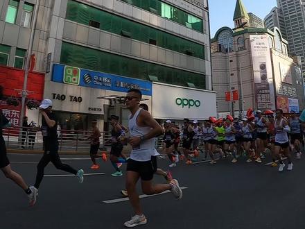 #大连马拉松。最美300女子官兔周琳。破三的队伍在15公里附近。看看有没有你?大神们都破三了吗?@琳儿响叮当 #破三。