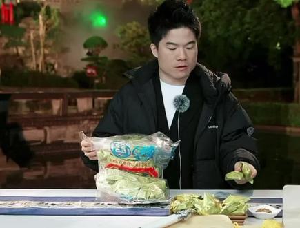 与辉同行阅山河山东行
哈哈,山东话可被他学好了😂倒装句也被他学明白了!其实有时候也不这么说我们😂全程被他笑到停不下来,大活宝!😂#与辉同行 #董宇辉 #董宇辉拥有暖评最多的评论区 #与辉同行阅山河山东行