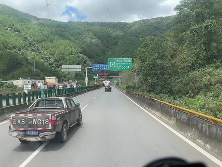 昆磨高速27公里长下坡路段,号称死亡之坡,坡陡,弯急,上下落差有1100米,第一次来吓我一身冷汗#翻山越岭 #穿越隧道 #沿途风景随拍