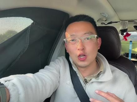 如果我们每个出门的人都像鲁Q牌照的这位大车司机师傅一样,那我们进出海南岛的路,可能就不那么拥堵了!