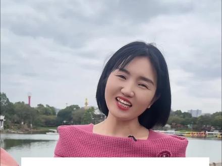 楚超来啦!4月18日咸宁主场的赛场在崇阳县,崇阳真的藏太深了,请接收他递给你的四张名片。#咸宁文旅#导游来了#崇阳文旅#楚超#足球