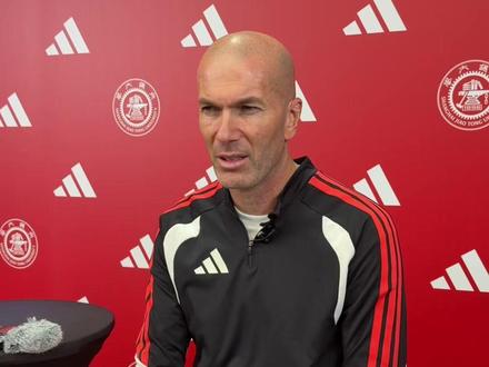 【#齐达内 时隔七年再来#上海 】 #上海交通大学 胡法光体育场今天迎来了一堂意义非凡的#足球 “大师课”。世界足球传奇齐内丁·齐达内,现身阿迪达斯足球校园日暨2025年上海交通大学新生体育文化节足球嘉年华!