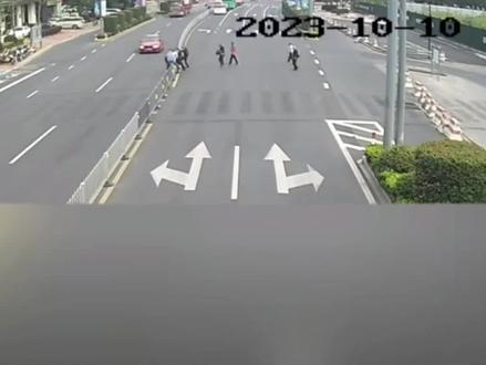 “跨栏”老年团组队上场,交警:红牌罚下!@DOU+小助手 @浙江政法 #交通 #跨栏