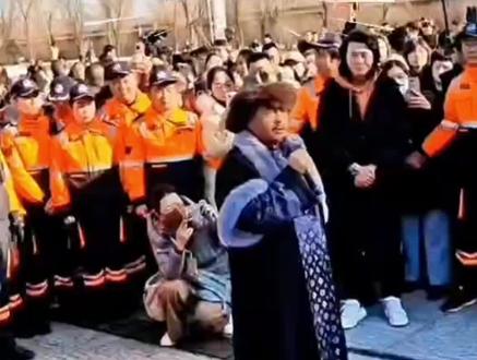 东天山骆驼队,一行33峰骆驼,三匹马、的3条狗,最后聚集三十几名队员,重走丝绸之路,用脚丈量历史,把爱传承。最终于2026年1月6日进驻千年古都--洛阳。他们用实际行动,传递历史文化,推动民族大团结!最后以最厚重的礼意:把陪伴他们一百多天,同行三千余公里的33峰骆驼,赠送给河南!为东天山骆驼队的大爱点赞!向他们致敬!