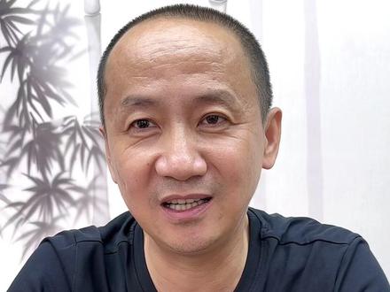 八年前380万的翡翠蛋面,现在多少能出? 八年前380万的翡翠蛋面,现在多少能出?#翡翠 #翡翠知识 #翡翠珠宝 #翡翠挂件 #翡翠手镯定制