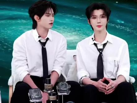 姐妹想要,姐妹得到,不负众望,终于剪完了,这次应该没数错😂😂
猜我发现了什么?!
云旗对郝熠然的眼神总是直白、热烈、大胆的直视!
郝熠然对云旗的眼神是羞涩、克制、隐忍的躲闪!
因为在上班呢!在直播呢!这种又想看、又得忍着的感觉磕死我算了😂
我把郝老师的每次眼神时长拉长了,因为这种暧昧的躲闪很想让人多看一会,大家自行品鉴吧😘